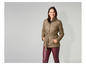 Une femme portant un blouson vert foncé avec une ceinture et un pantalon rouge.