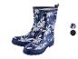 Bottes de pluie bleues avec un motif floral.