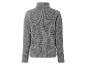 Un pull gris à col roulé.