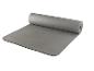 Un tapis de yoga gris roulé.