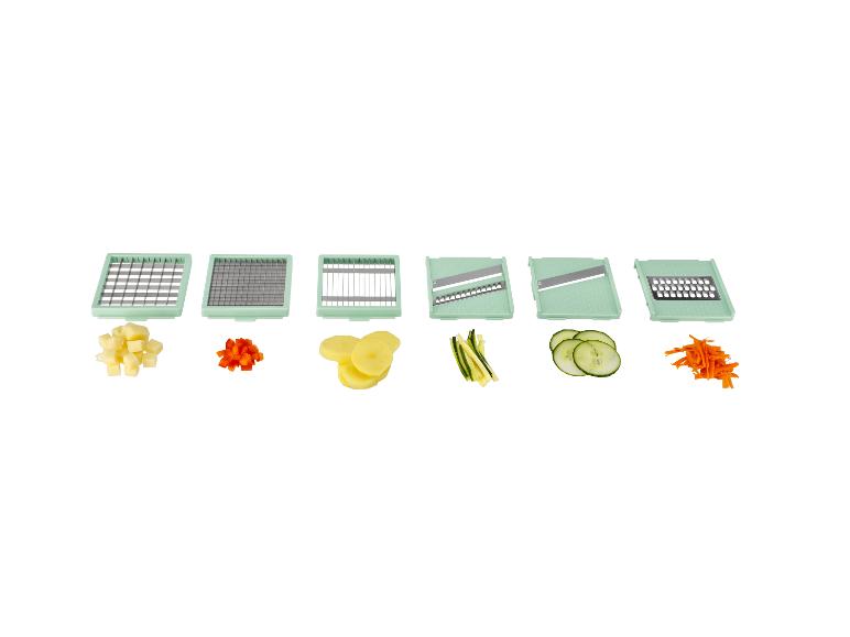 Divers accessoires de coupe-légumes avec pommes de terre, poivrons, concombres et carottes râpées.