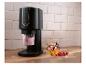 Machine à glace et desserts noire avec écran numérique, à côté d'un bol de glace à la framboise.