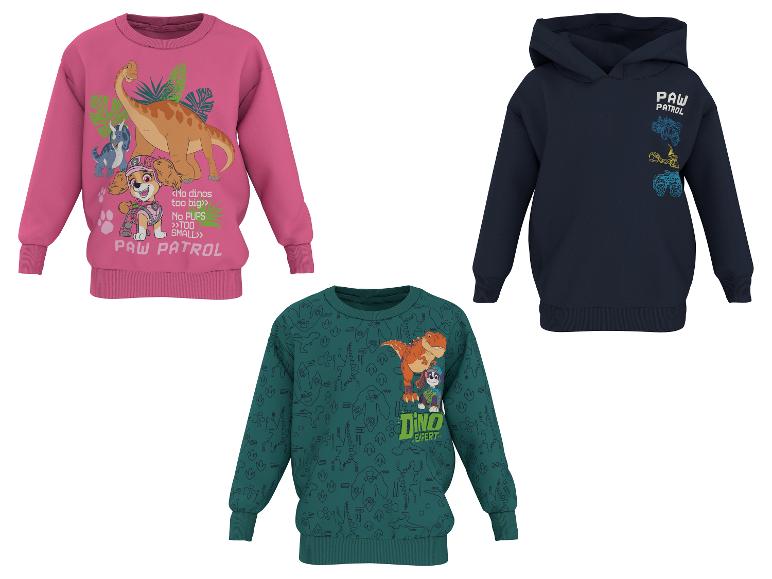 Trois sweatshirts pour enfants : rose avec dinosaure et chien, vert avec motif dinosaure et bleu marine avec logo.