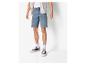 Shorts et baskets : un look décontracté pour homme.
