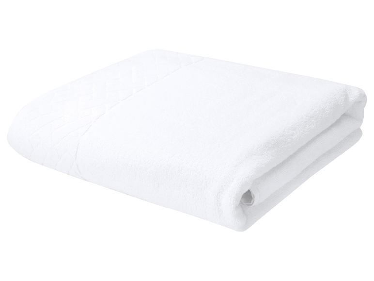 Serviette blanche pliée avec une bande à motifs