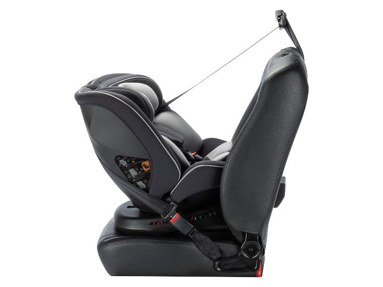 Siège auto bébé gris et noir avec ceintures de sécurité