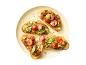 Bruschetta au pesto et tomate, et bruschetta à la pâte de tomate et tomate.