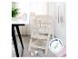 ROBA Treppenhochstuhl Sit Up: chaise haute bébé beige avec harnais de sécurité, à côté d'une table avec vaisselle et jouets pour enfants.