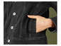Gros plan sur une veste en jean noire à boutons.
