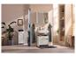 Salle de bain moderne avec meuble vasque blanc, armoire de toilette et colonne avec détails en bois.