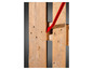 Un pied-de-biche rouge entre des planches de bois.