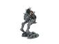 Figurine d'action d'un personnage chevauchant un véhicule marcheur gris.