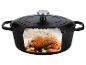 Cocotte en fonte noire avec un poulet rôti et des légumes à l'intérieur.