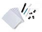 Tissu blanc, un cutter rotatif, des crayons et des pinces pour le quilting.