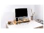 Un ordinateur, un clavier et une souris sur un organiseur de bureau en bambou.