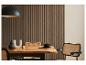 Table à manger avec chaises, lampe et décorations dans un intérieur moderne avec lambris en bois.