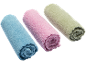 Trois serviettes en microfibre roulées de couleurs bleue, rose et vert clair.