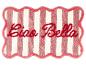 Tapis de bain rayé rouge et blanc avec l'inscription 'Ciao Bella' en rouge.