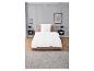 Chambre moderne avec lit, lampes de chevet et tapis.