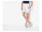 Shorts blancs et mocassins beige : look d'été élégant.