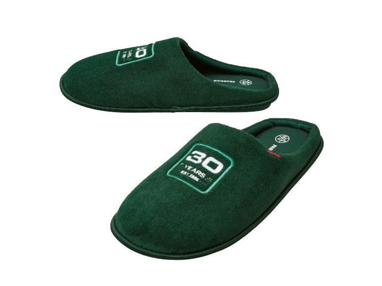 Une paire de pantoufles vertes avec le texte brodé '30 YEARS EST. 1996'.
