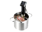 Appareil sous-vide avec affichage numérique cuisant de la viande au bain-marie.