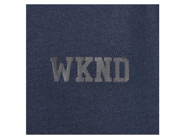 T-shirt bleu foncé avec texte en relief 'WKND'.