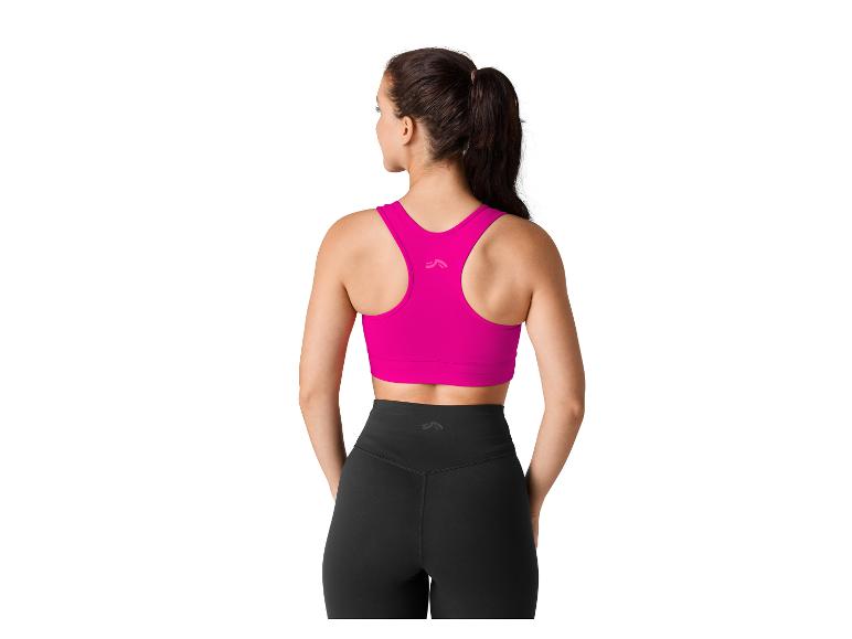Haut de sport rose et leggings noirs pour femme.