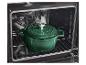 Cocotte en fonte verte dans un four sur une grille