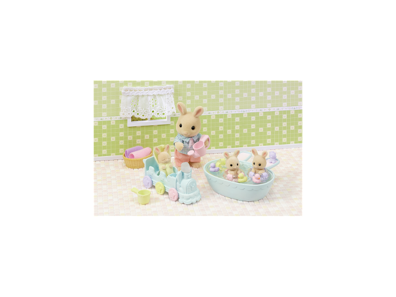 Lapins jouets prenant leur bain et jouant avec un train, sur un fond à carreaux verts.