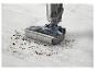 Aspirateur balai nettoyant un sol en carrelage.