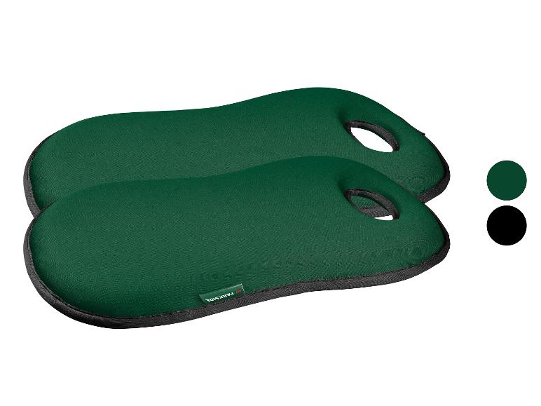 Deux coussins de jardin verts pour genoux avec poignées, l'un légèrement derrière l'autre.