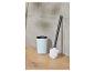 Ensemble brosse et support WC bleu pastel.