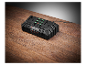 Chargeur de batteries Parkside sur une table en bois.