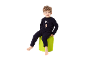Enfant en pyjama bleu foncé avec motif d'ours, assis sur un tabouret vert.