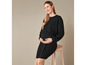 Modèle enceinte portant une robe de maternité noire.