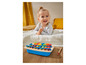Un enfant jouant avec un xylophone en bois et un maillet.
