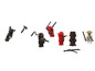 Des figurines Lego de ninjas avec des armes et des accessoires.