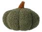 Une citrouille en peluche de couleur vert olive.