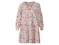Une robe blanche à manches longues avec un imprimé floral.