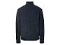 Un pull bleu foncé à col roulé.