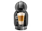 Une machine à café Nescafé Dolce Gusto noire avec une tasse de cappuccino.