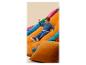 Enfant glissant sur des coussins colorés, vêtu d'un survêtement bleu.