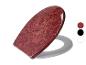 Un abattant de WC rouge bordeaux à motif damassé.