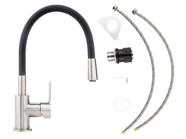 Robinet de cuisine moderne en acier inoxydable avec accessoires.