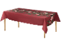 Nappe rouge avec motif floral et de baies festif, drapée sur une table en bois.