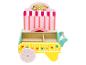 Chariot de bonbons en bois avec l'enseigne 'Candy Shop' et un auvent rose et blanc.