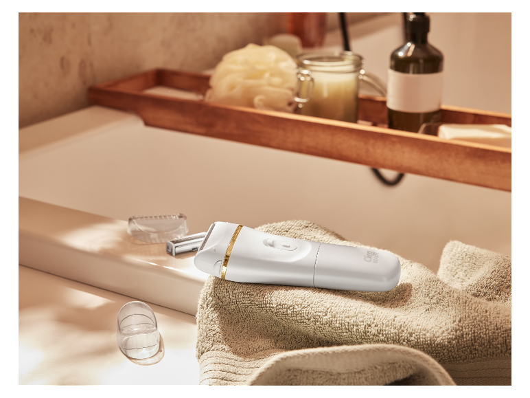 Un rasoir Cien Beauty posé sur une serviette dans une salle de bain.