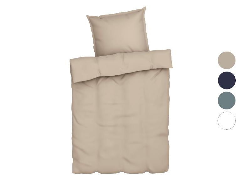 Parure de lit beige avec oreiller et taie d'oreiller.