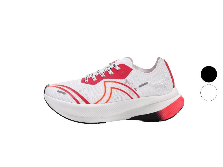 Chaussures de course blanches avec des accents rouges et oranges et une semelle noire.